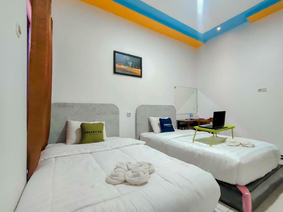 Urbanview Hotel Bagoes Sintang By Reddoorz Экстерьер фото
