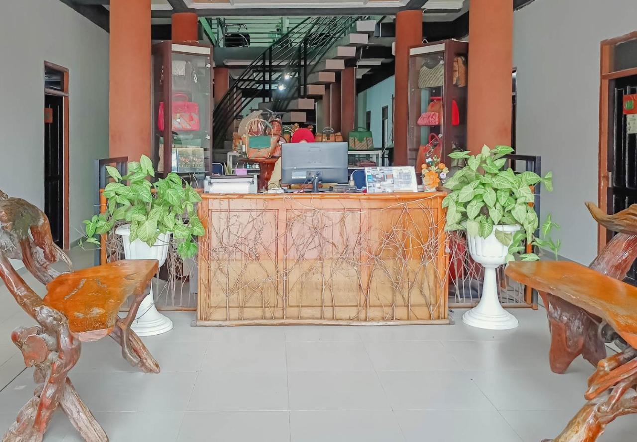 Urbanview Hotel Bagoes Sintang By Reddoorz Экстерьер фото