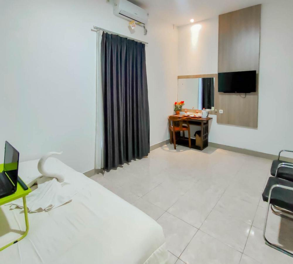 Urbanview Hotel Bagoes Sintang By Reddoorz Экстерьер фото