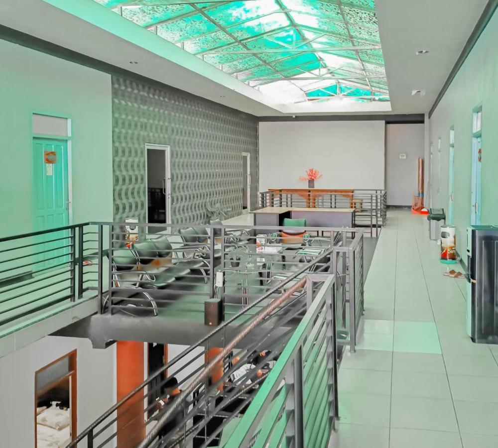 Urbanview Hotel Bagoes Sintang By Reddoorz Экстерьер фото