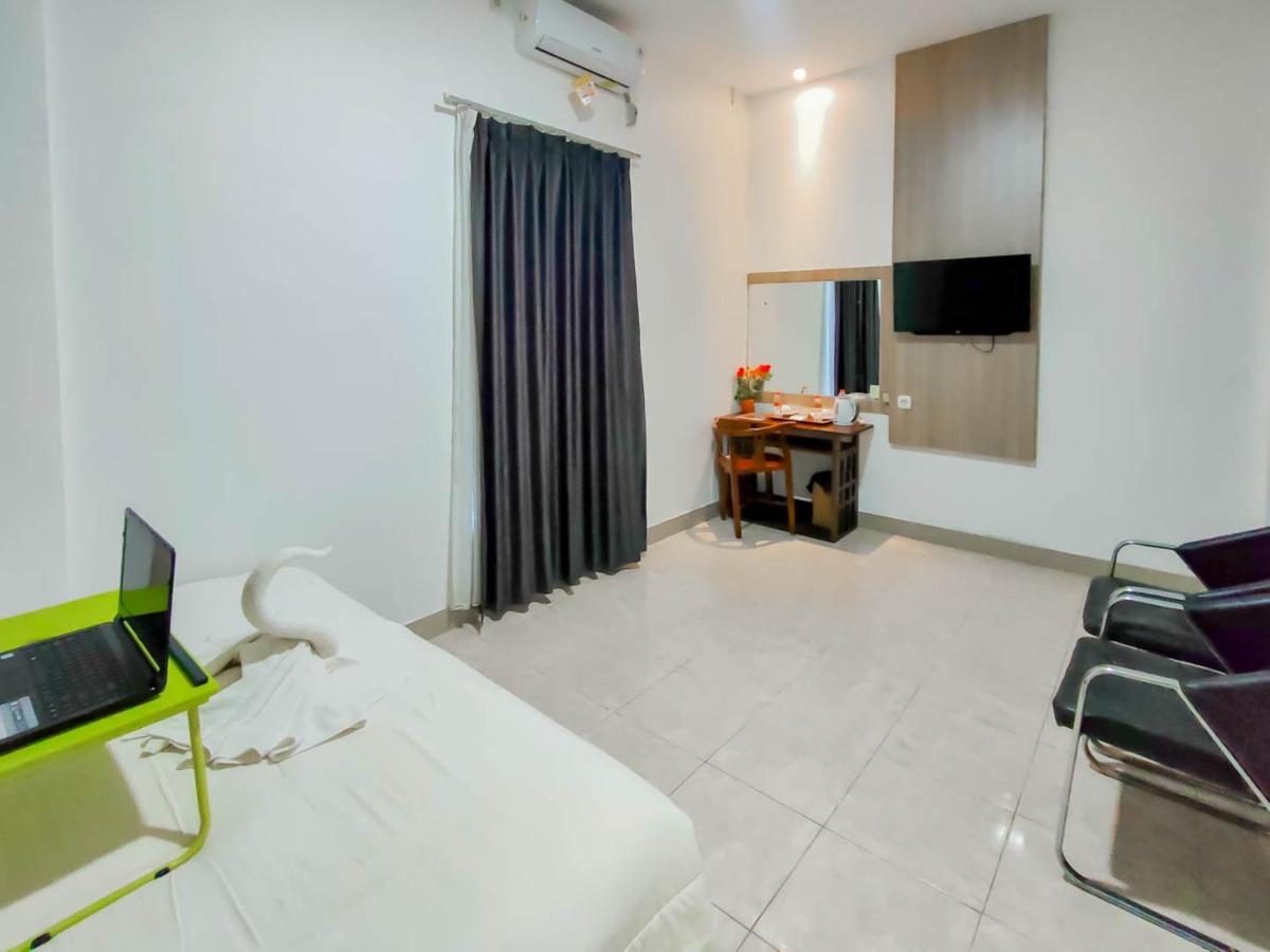 Urbanview Hotel Bagoes Sintang By Reddoorz Экстерьер фото